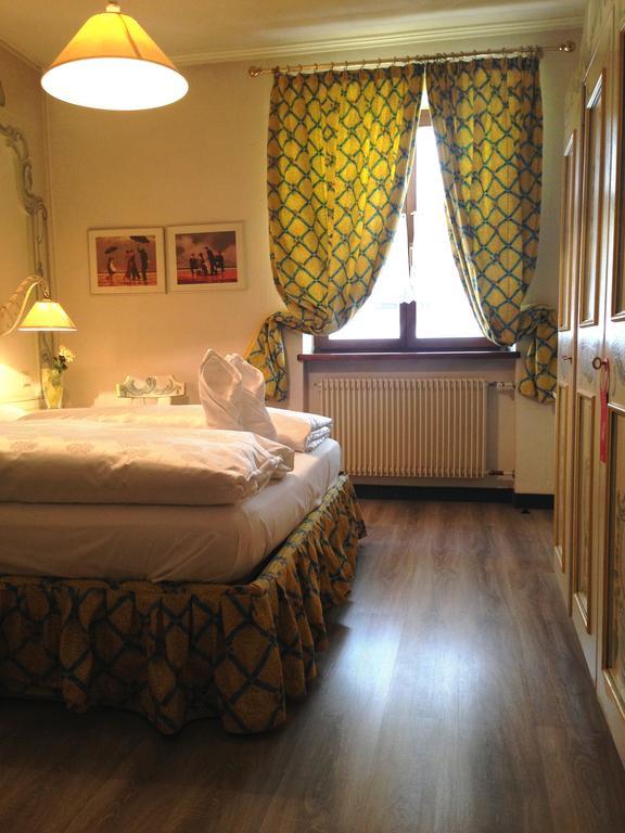 Hotel Aquila Nera - Schwarzer Adler Vipiteno Habitación foto