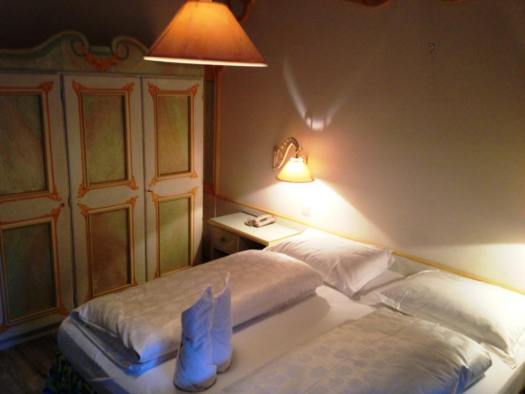 Hotel Aquila Nera - Schwarzer Adler Vipiteno Habitación foto