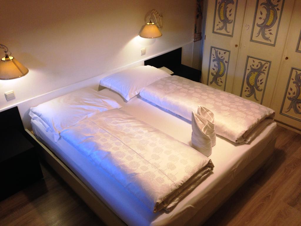 Hotel Aquila Nera - Schwarzer Adler Vipiteno Habitación foto