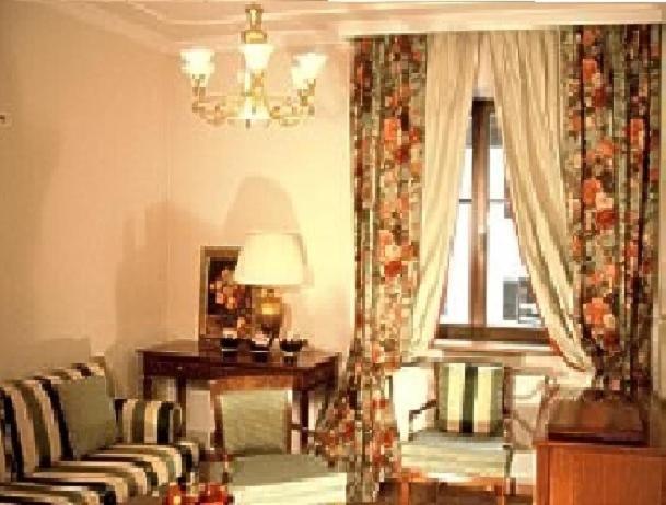 Hotel Aquila Nera - Schwarzer Adler Vipiteno Habitación foto