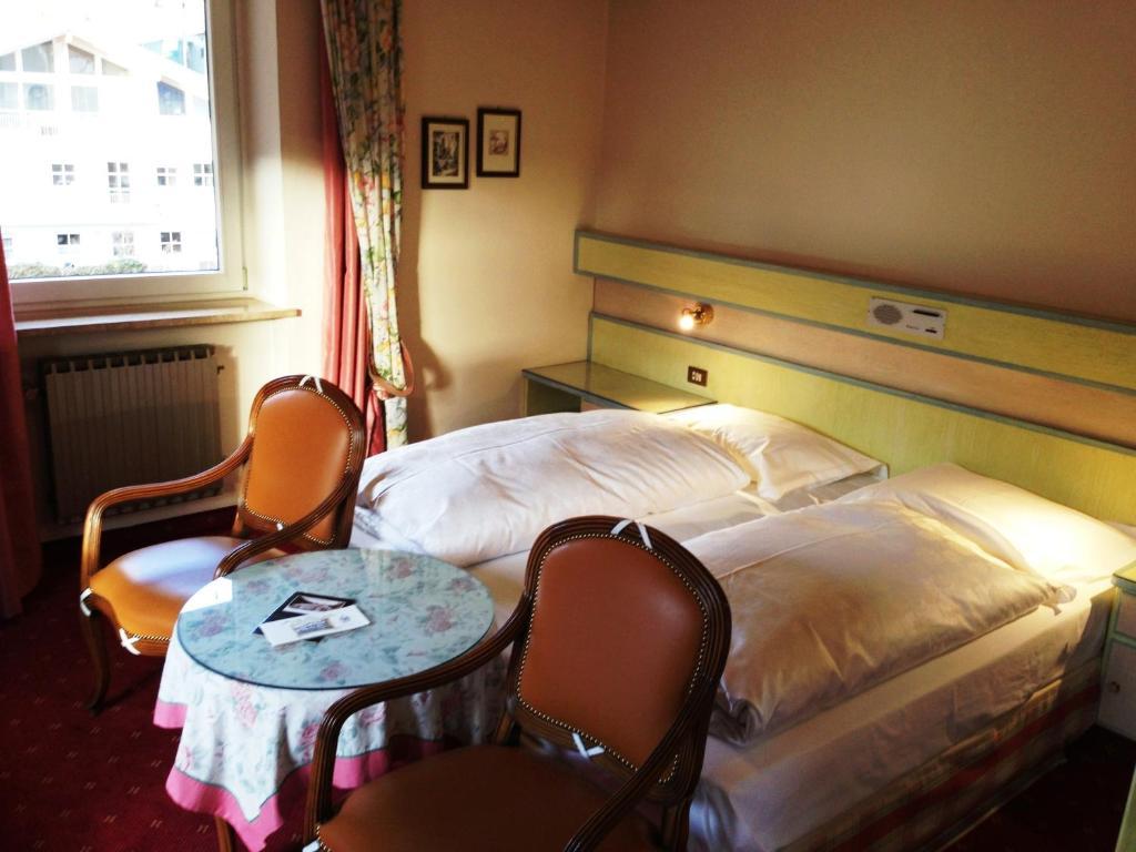 Hotel Aquila Nera - Schwarzer Adler Vipiteno Habitación foto